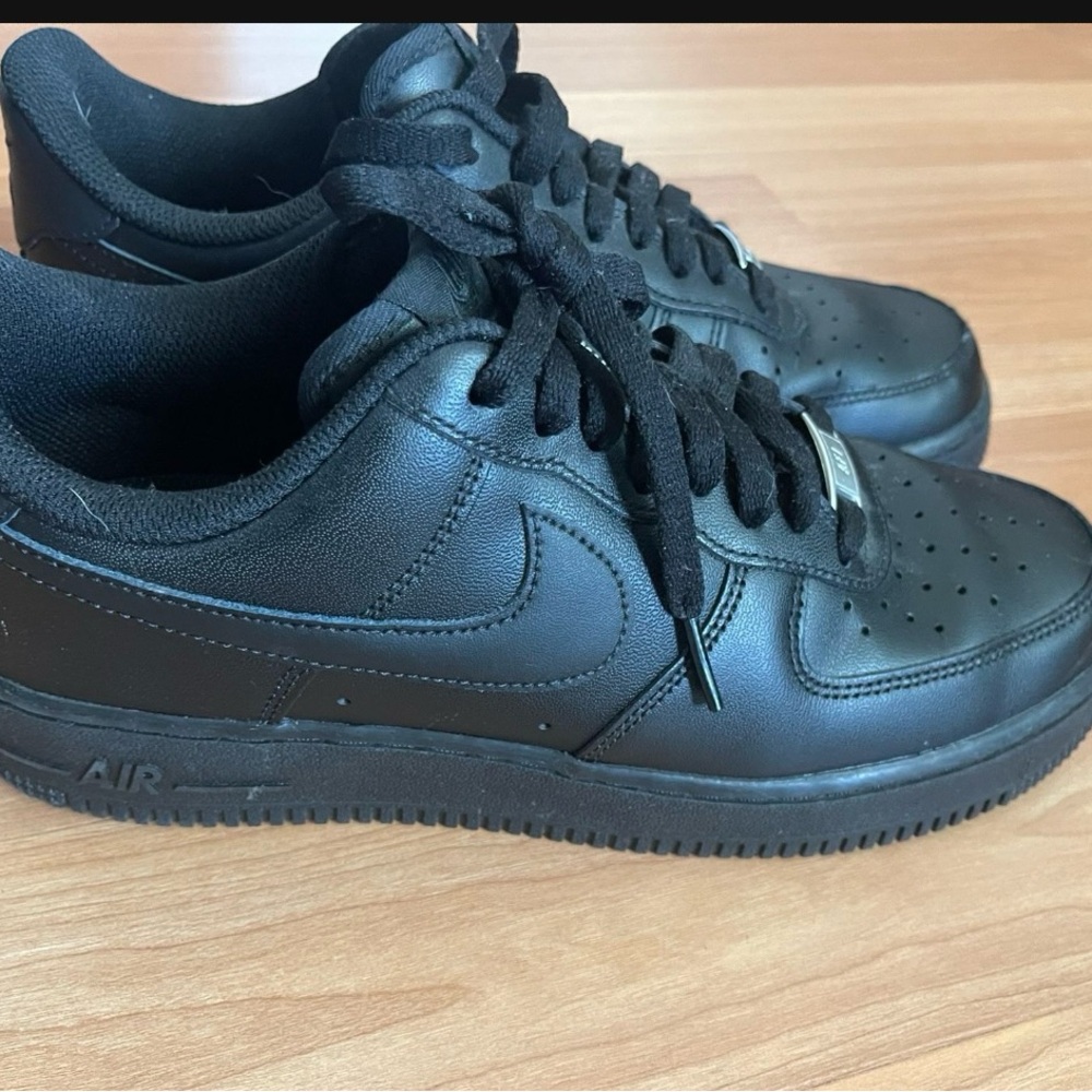 Black Air Force size 8 still new barely worn them
